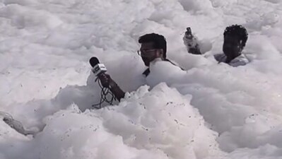 A TV reporter rode a boat through toxic white froth on the Yamuna, highlighting Delhi's pollution. (X/@IndianTechGuide) A TV reporter rode a boat through toxic white froth on the Yamuna, highlighting Delhi's pollution. (X/@IndianTechGuide)