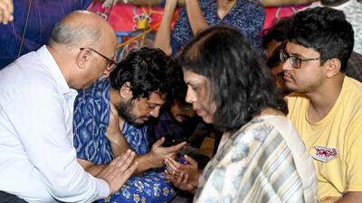The fasting junior doctors talk to West Bengal chief minister Mamata Banerjee over the phone in the presence of chief secretary Manoj Pant and home secretary Nandini Chakraborty at the protest site in Kolkata on Saturday. (PTI)