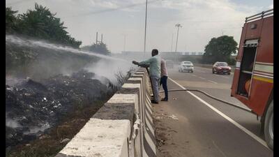 Unidentified individuals set fire to a pile of garbage along the Dwarka Expressway on Friday causing health issues for residents in nearby societies in Gurugram. (HT PHOTO) Unidentified individuals set fire to a pile of garbage along the Dwarka Expressway on Friday causing health issues for residents in nearby societies in Gurugram. (HT PHOTO)