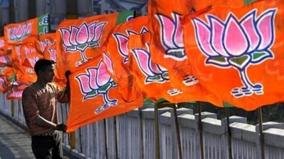 A worker erecting BJP flags in Jammu. (Nitin Kanotra / Hindustan Times)