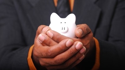 Savings account interest rates are usually fixed and credited quarterly, based on the daily balance or the sum of all deposits less withdrawals made throughout the day. Savings account interest rates are usually fixed and credited quarterly, based on the daily balance or the sum of all deposits less withdrawals made throughout the day.
