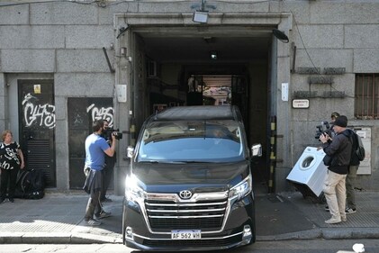 The van carrying Geoff Payne, the father of One Direction pop singer Liam Payne, leaves the judicial morgue in Buenos Aires on October 18, 2024, where the body of his son is being kept. The father of One Direction pop singer Liam Payne, whose death in a fall from a hotel balcony in Buenos Aires shocked the music world, arrived in Argentina on Friday, police sources told AFP. (AFP) The van carrying Geoff Payne, the father of One Direction pop singer Liam Payne, leaves the judicial morgue in Buenos Aires on October 18, 2024, where the body of his son is being kept. The father of One Direction pop singer Liam Payne, whose death in a fall from a hotel balcony in Buenos Aires shocked the music world, arrived in Argentina on Friday, police sources told AFP. (AFP)