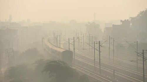 Smog in Ghaziabad on Friday (Sakib Ali/HT Photo/HT_PRINT) Smog in Ghaziabad on Friday (Sakib Ali/HT Photo/HT_PRINT)