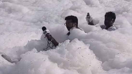 A TV reporter rode a boat through toxic white froth on the Yamuna, highlighting Delhi's pollution. (X/@IndianTechGuide)
