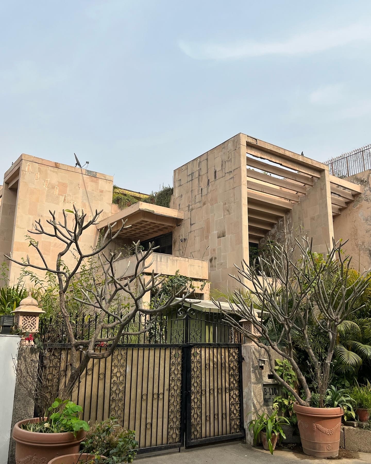 A stone facade replaced the painted exposed brick wall sometime in the ‘80s, at this Neeti Bagh house. (Courtesy @DelhiHouses)