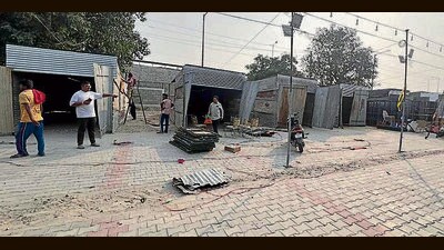 A total of 67 licences for temporary shops at six cites were issued on Friday. (Manish/Hindustan Times) A total of 67 licences for temporary shops at six cites were issued on Friday. (Manish/Hindustan Times)