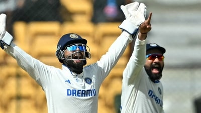 India's captain Rohit Sharma (R) and wicketkeeper Rishabh Pant unsuccessfully appeal for leg before wicket (LBW) against New Zealand's captain Tom Latham during the second day of the first Test cricket match between India and New Zealand at the M. Chinnaswamy Stadium in Bengaluru on October 17, 2024. (Photo by IDREES MOHAMMED / AFP) / -- IMAGE RESTRICTED TO EDITORIAL USE - STRICTLY NO COMMERCIAL USE -- (AFP) India's captain Rohit Sharma (R) and wicketkeeper Rishabh Pant unsuccessfully appeal for leg before wicket (LBW) against New Zealand's captain Tom Latham during the second day of the first Test cricket match between India and New Zealand at the M. Chinnaswamy Stadium in Bengaluru on October 17, 2024. (Photo by IDREES MOHAMMED / AFP) / -- IMAGE RESTRICTED TO EDITORIAL USE - STRICTLY NO COMMERCIAL USE -- (AFP)