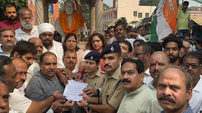 Congmen giving memorandum to (ACP) Kotwali/ACP Dashashwamedh, Pragya Pathak. (HT)