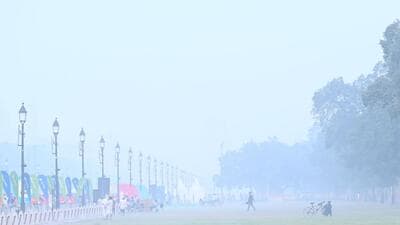 Delhi is engulfed in thick smog on Sunday morning. (Vipin Kumar/HT Photo) Delhi is engulfed in thick smog on Sunday morning. (Vipin Kumar/HT Photo)
