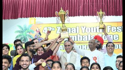 The jubilant students of Sanatan Dharma (SD) College, Ambala Cantt, after lifting the trophy 47th Zonal Youth Festival (HT Photo)