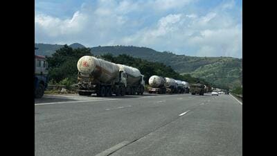 This is illegal as there are special truck bays on the e-way for parking these vehicles. (HT PHOTO) This is illegal as there are special truck bays on the e-way for parking these vehicles. (HT PHOTO)