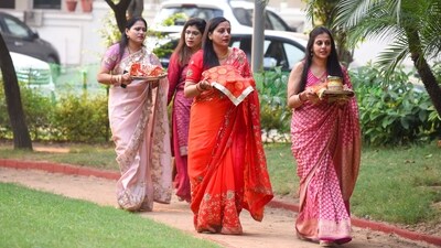Women got decked up in gorgeous traditional ensembles with their puja thalis to celebrate the occasion. (Photo by Parveen Kumar/Hindustan Times) Women got decked up in gorgeous traditional ensembles with their puja thalis to celebrate the occasion. (Photo by Parveen Kumar/Hindustan Times)