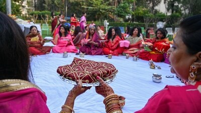 Women exchange karvas (earthen pots) as a symbol of their love and commitment to their husbands. (Photo by Parveen Kumar/Hindustan Times) Women exchange karvas (earthen pots) as a symbol of their love and commitment to their husbands. (Photo by Parveen Kumar/Hindustan Times)