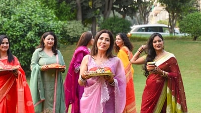 Women carrying their Karwa Chauth thalis, which contain karvas (earthen pots), diyas (oil lamps), rice, coconuts, sweets, fruits, roli, chawal, and decorative items like flowers and bangles. (Photo by Parveen Kumar/Hindustan Times) Women carrying their Karwa Chauth thalis, which contain karvas (earthen pots), diyas (oil lamps), rice, coconuts, sweets, fruits, roli, chawal, and decorative items like flowers and bangles. (Photo by Parveen Kumar/Hindustan Times)