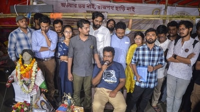 Junior Doctors address a press conference during their fast-unto-death hunger strike before leaving for the Nabanna to hold talks with CM Mamata Banerjee (Saikat Paul) Junior Doctors address a press conference during their fast-unto-death hunger strike before leaving for the Nabanna to hold talks with CM Mamata Banerjee (Saikat Paul)