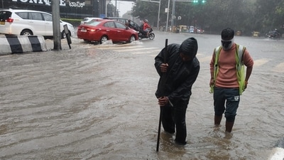 BBMP disaster management team carried out waterlogging clearance at shoulder drains along MG Road various roads in the eastern zone of the city. (X/BBMP) BBMP disaster management team carried out waterlogging clearance at shoulder drains along MG Road various roads in the eastern zone of the city. (X/BBMP)