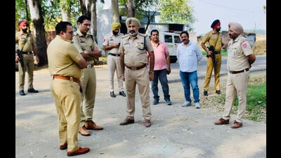 Hoshiarur police officials at the crime site. (Harpreet Kaur/HT Photo)