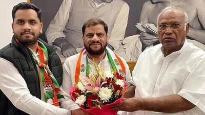Kamaal Farooqui (centre) with Mallikarjun Kharge. (Photo from X) Kamaal Farooqui (centre) with Mallikarjun Kharge. (Photo from X)