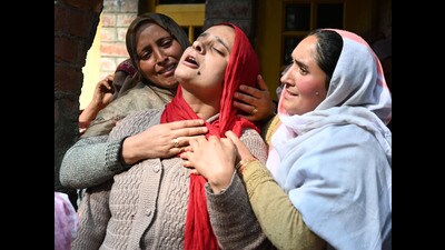 Relatives mourn during the funeral procession of Dr Shanawaz Dar at Nadigam village in Budgam. (Waseem Andrabi /HT) Relatives mourn during the funeral procession of Dr Shanawaz Dar at Nadigam village in Budgam. (Waseem Andrabi /HT)