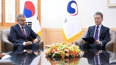 South Korean vice-foreign minister Kim Hong-kyun speaking to Russian ambassador Georgy Zinoviev (AFP) South Korean vice-foreign minister Kim Hong-kyun speaking to Russian ambassador Georgy Zinoviev (AFP)