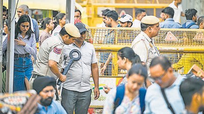 Security personnel at Sarojni Nagar market in New Delhi on Monday. (Raj K Raj /HT PHOTO) Security personnel at Sarojni Nagar market in New Delhi on Monday. (Raj K Raj /HT PHOTO)