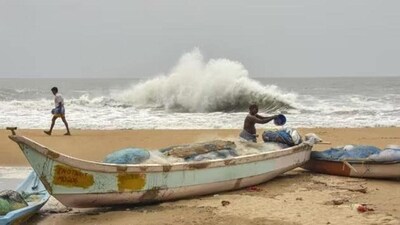 Cyclone Dana: The Odisha government has asked fishermen to avoid venturing into the seat till Oct 25. (HT_PRINT) Cyclone Dana: The Odisha government has asked fishermen to avoid venturing into the seat till Oct 25. (HT_PRINT)
