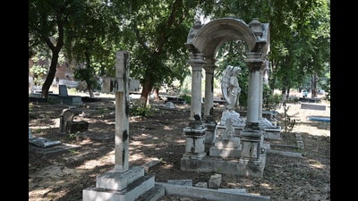 The graveyard in the Nishatganj area in Lucknow. (Mushtaq Ali/HT) The graveyard in the Nishatganj area in Lucknow. (Mushtaq Ali/HT)