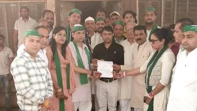The protestors, who were over 50 in strength, warned of staging a large-scale movement in case officials went ahead with their plans. Later, they visited the NPCL office located in the area and submitted a memorandum to senior NPCL officials. (HT Photo) The protestors, who were over 50 in strength, warned of staging a large-scale movement in case officials went ahead with their plans. Later, they visited the NPCL office located in the area and submitted a memorandum to senior NPCL officials. (HT Photo)