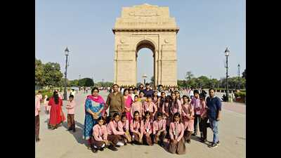 UP govt primary school children on a educational tour to India Gate in New Delhi recently (HT Photo)