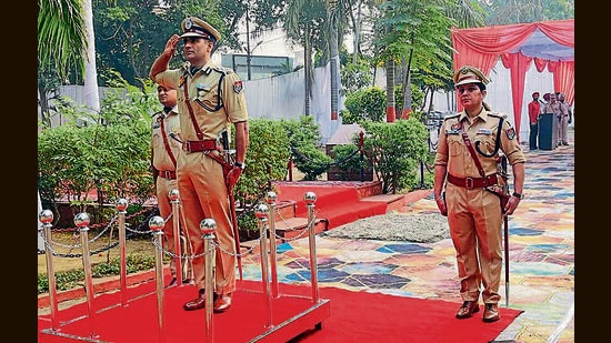 Commissioner of police Kuldeep Singh Chahal pays tributes to the bravehearts at commemoration day event in Ludhiana on Monday. (HT Photo)