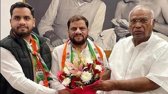 Kamaal Farooqui (centre) with Mallikarjun Kharge. (Photo from X)