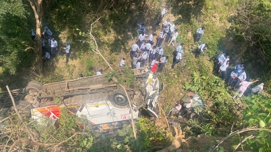 Representative image of bus accident: A 14-year-old student died and 6 other were injured after a school bus fell into a ditch in Kota (HT_PRINT)