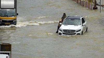 Vehicles struggle through knee-deep water as heavy rainfall floods major roads in Bengaluru, disrupting traffic and daily life. (X/VS)