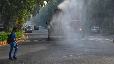 A water sprinkler truck in action in the Capital. (Vipin Kumar/HT Photo) A water sprinkler truck in action in the Capital. (Vipin Kumar/HT Photo)