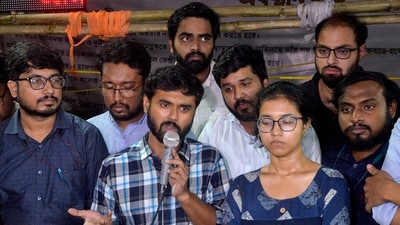Junior doctors address a press conference and call off their hunger strike after meeting with West Bengal chief minister Mamata Banerjee in Kolkata on Monday. (ANI) Junior doctors address a press conference and call off their hunger strike after meeting with West Bengal chief minister Mamata Banerjee in Kolkata on Monday. (ANI)