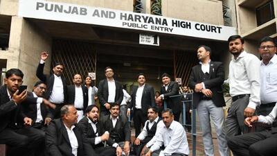 Advocates at the district court continued to suspend work for the fifth consecutive working day on Tuesday resulting in harassment of scores of litigants. (HT File)