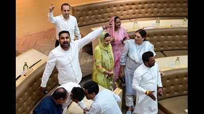 BJP councillors protesting against mayor Kuldeep Kumar Dhalor during the special meeting at MC House in Sector 17, Chandigarh, on Tuesday. (Ravi Kumar/HT) BJP councillors protesting against mayor Kuldeep Kumar Dhalor during the special meeting at MC House in Sector 17, Chandigarh, on Tuesday. (Ravi Kumar/HT)