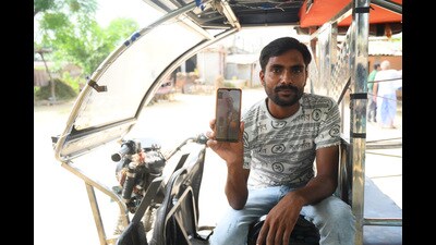 Babloo, who drives an e-rickshaw talks to his brother, Satrudhan Prasad, through video call, who works in Israel. (Deepak Gupta/HT) Babloo, who drives an e-rickshaw talks to his brother, Satrudhan Prasad, through video call, who works in Israel. (Deepak Gupta/HT)