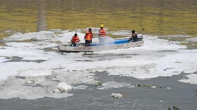 DJB teams spray chemicals to dissolve toxic foam along the Yamuna at Kalindi Kunj. (Sunil Ghosh/HT Photo) DJB teams spray chemicals to dissolve toxic foam along the Yamuna at Kalindi Kunj. (Sunil Ghosh/HT Photo)