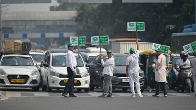 Placards being held during the launch of 'Red Light On, Gaadi Off campaign' to curb air pollution at ITO crossing in New Delhi on Monday. (Photo by RAJ K RAJ / Hindustan Times)