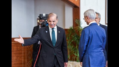 Islamabad, Oct 16 (ANI): External Affairs Minister S Jaishankar being received by Pakistan Prime Minister Shehbaz Sharif on his arrival at the venue of the 23rd Meeting of Shanghai Cooperation Organization (SCO) Council of Heads of Government meeting, in Islamabad on Wednesday. (ANI Photo) (ANI) Islamabad, Oct 16 (ANI): External Affairs Minister S Jaishankar being received by Pakistan Prime Minister Shehbaz Sharif on his arrival at the venue of the 23rd Meeting of Shanghai Cooperation Organization (SCO) Council of Heads of Government meeting, in Islamabad on Wednesday. (ANI Photo) (ANI)