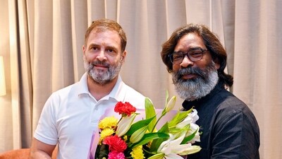 Jharkhand chief minister Hemant Soren with Lok Sabha LoP and Congress leader Rahul Gandhi in Ranchi. (ANI) Jharkhand chief minister Hemant Soren with Lok Sabha LoP and Congress leader Rahul Gandhi in Ranchi. (ANI)