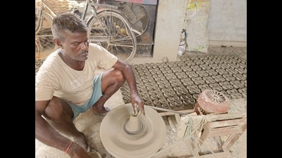 Mahesh Prajapati making diyas at his house in Telibagh (HT Photo) Mahesh Prajapati making diyas at his house in Telibagh (HT Photo)