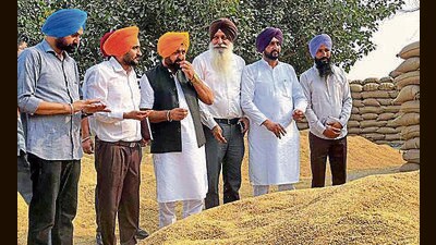 Punjab cabinet minister Hardeep Singh Mundian reviewing paddy procurement in Sahnewal on Tuesday. (HT Photo)