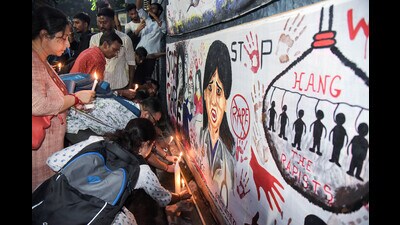 Students and teachers of Kolkata colleges light candles at a protest rally demanding justice for the postgraduate trainee doctor of the RG Kar Hospital who was raped and murdered in August. (ANI) Students and teachers of Kolkata colleges light candles at a protest rally demanding justice for the postgraduate trainee doctor of the RG Kar Hospital who was raped and murdered in August. (ANI)