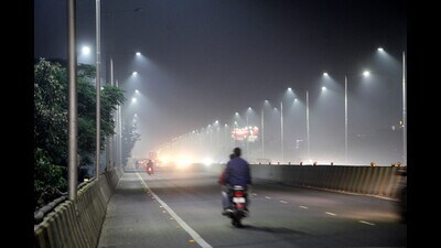 The haze clearly visible in Lucknow (HT FIle Photo) The haze clearly visible in Lucknow (HT FIle Photo)