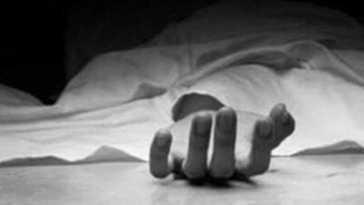 Two individuals died by suicide early Tuesday morning after lying down on the railway tracks in front of a moving train near Pune railway station. (Representative file photo) (HT_PRINT)