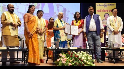 Uttar Pradesh governor Anandiben Patel awarding degree to a student. (HT)