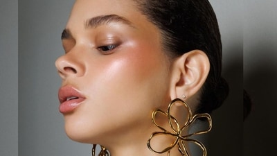 Blonzing, the fresh hybrid trend, blends blush and bronzer into one multitasking product. Think of it as the ultimate two-in-one formula that delivers a soft, dewy flush with a touch of warmth. Blonzing, the fresh hybrid trend, blends blush and bronzer into one multitasking product. Think of it as the ultimate two-in-one formula that delivers a soft, dewy flush with a touch of warmth.