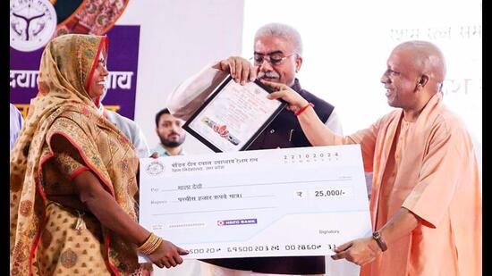 Chief minister Yogi Adityanath and state minister Rakesh Sachan distribute ‘Pandit Deendayal Upadhyay Resham Ratna’ award after inaugurating the ‘Silk Expo-2024’, in Lucknow on Tuesday. (ANI Photo)